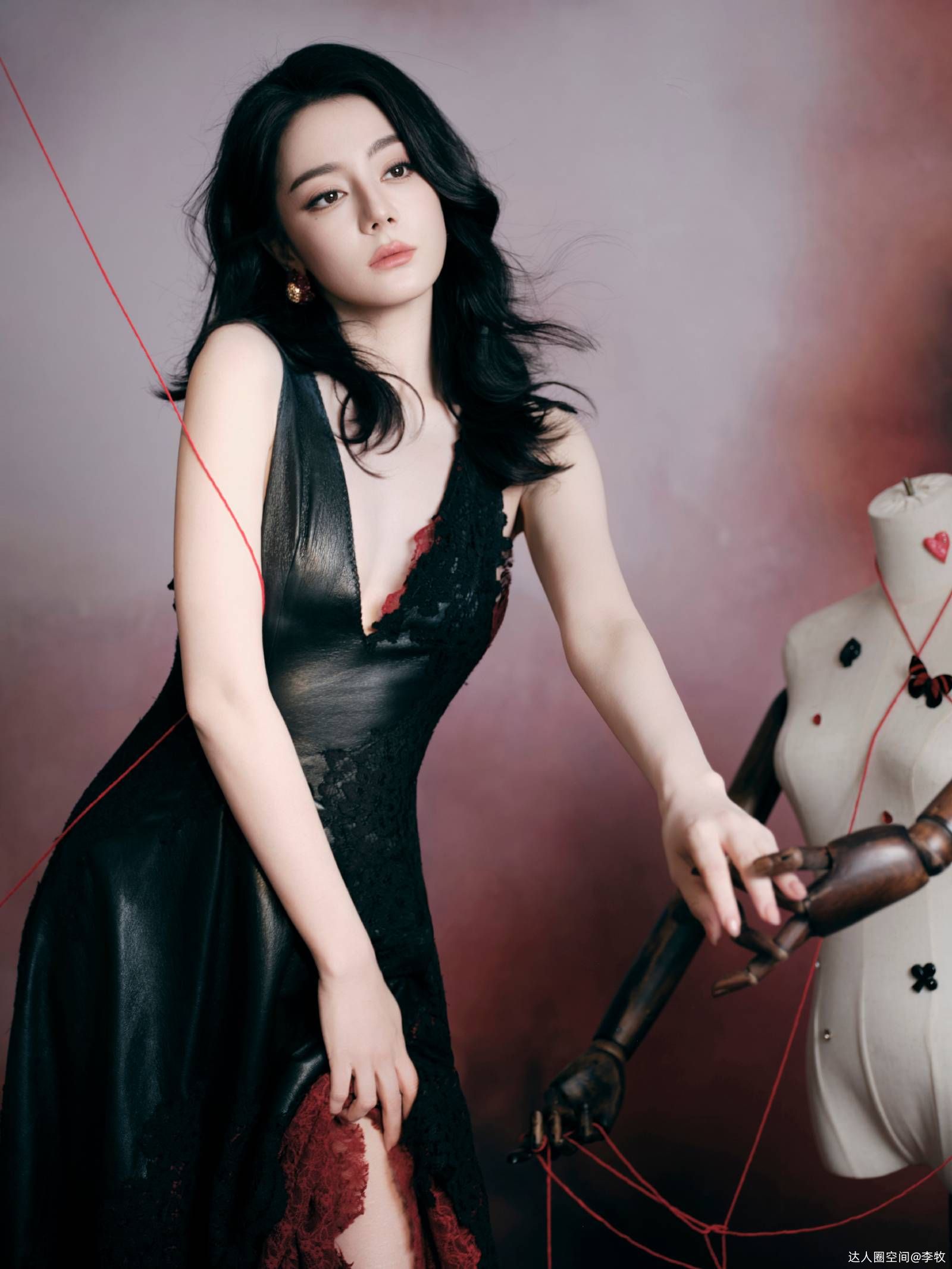 红黑塑鬼王风骨,迪丽热巴演绎冷艳神性穿搭美学 红黑塑鬼王风骨,迪丽热巴演绎冷艳神性穿搭美学