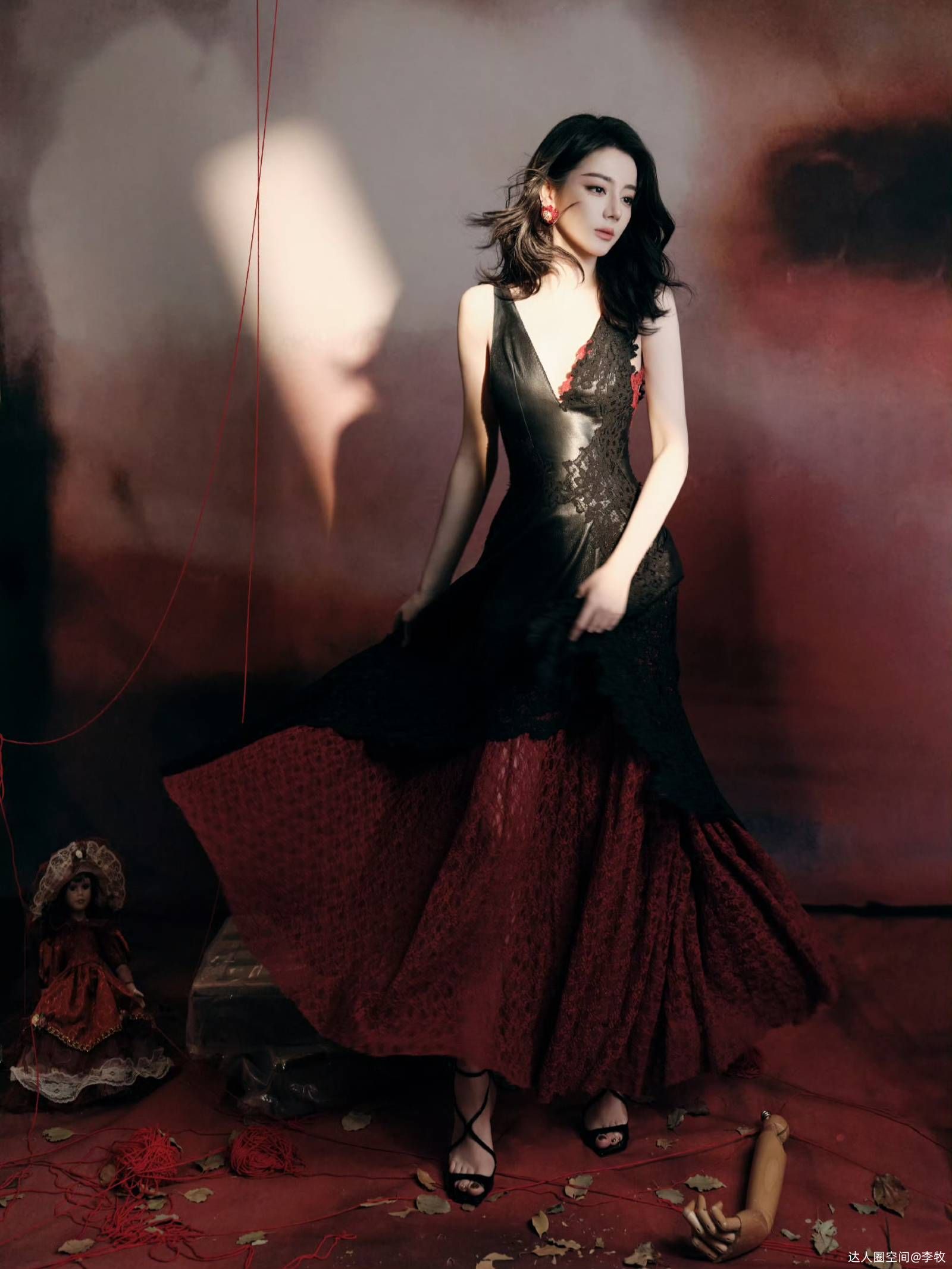 红黑塑鬼王风骨,迪丽热巴演绎冷艳神性穿搭美学 红黑塑鬼王风骨,迪丽热巴演绎冷艳神性穿搭美学