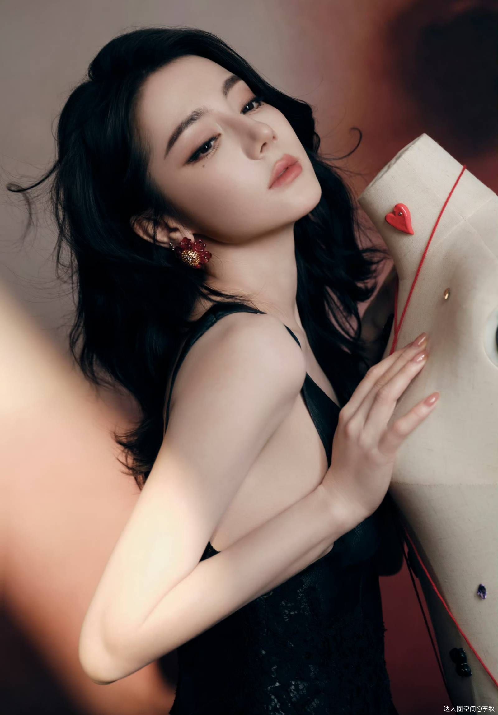 红黑塑鬼王风骨,迪丽热巴演绎冷艳神性穿搭美学 红黑塑鬼王风骨,迪丽热巴演绎冷艳神性穿搭美学