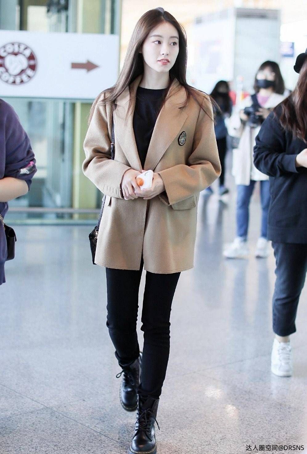 祝绪丹西装配打底衫走机场,牛仔裤马丁靴气场全开美炸了 祝绪丹西装配打底衫走机场,牛仔裤马丁靴气场全开美炸了